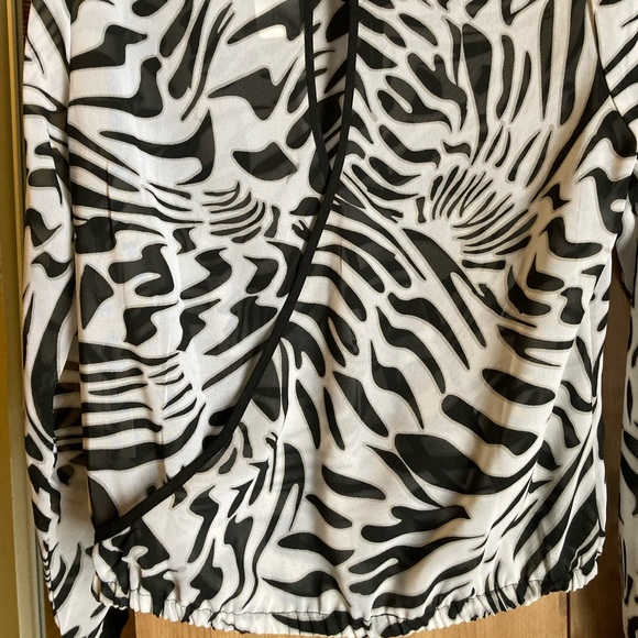Chic sexy animal patterned blouse small - Picture 3 of 6